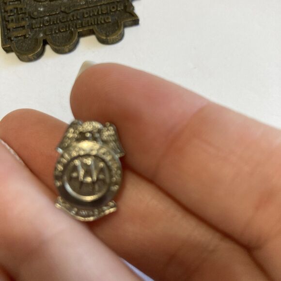 Mixed Lot Vintage Railroad Pins Chessie System Michigan Division - Picture 4 of 5